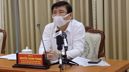 Không đeo khẩu trang, không được vào đường hoa Nguyễn Huệ