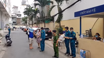 Phong toả chung cư nơi có bệnh nhân thứ 48 dương tính COVID-19
