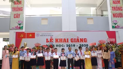 Nhiều trường đại học nhận hồ sơ cấp học bổng, hỗ trợ sinh viên 