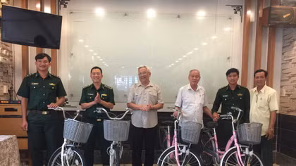 Trao xe đạp cho HS thuộc diện chính sách khu vực biên giới