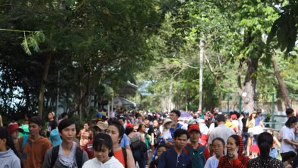 Hàng ngàn người đến Thảo Cẩm Viên ngày nghỉ Tết Dương lịch 2019