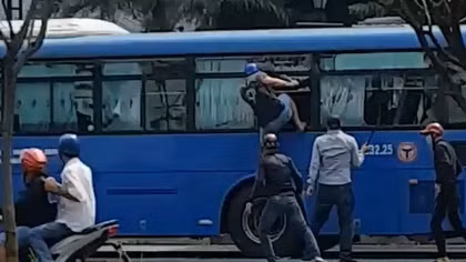 Nhóm côn đồ cầm mã tấu, đập phá xe buýt ở TP Hồ Chí Minh