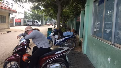 Phụ huynh giãn cách phòng chống dịch COVID-19