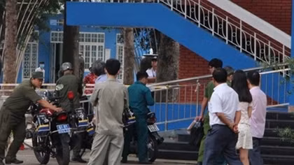 Tìm thân nhân nam thanh niên chết tại sân trường Đại học Thủ Dầu Một