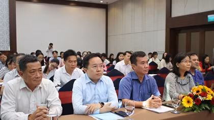 Bồi dưỡng kiến thức về xây dựng Đảng cho phóng viên 