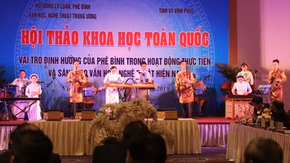 Người làm phê bình cần biết tận dụng công nghệ