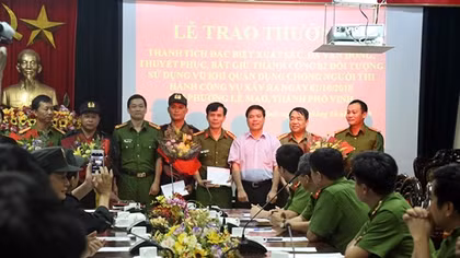 Trao thưởng cho các đơn vị bắt giữ đối tượng ôm lựu đạn cố thủ