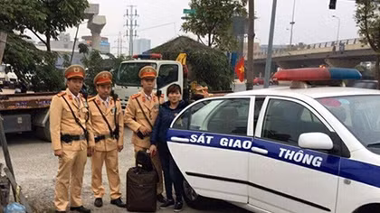 CSGT đưa người dân về quê đón Tết Mậu Tuất