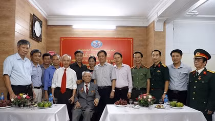 Trao huy hiệu 75 năm tuổi Đảng tặng Thiếu tướng Nguyễn Duy Phê