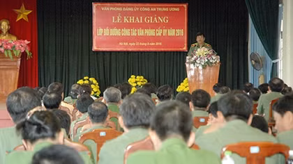 Khai giảng lớp bồi dưỡng công tác văn phòng cấp ủy trong CAND