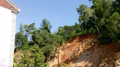 Di dân khẩn cấp đề phòng sạt lở núi