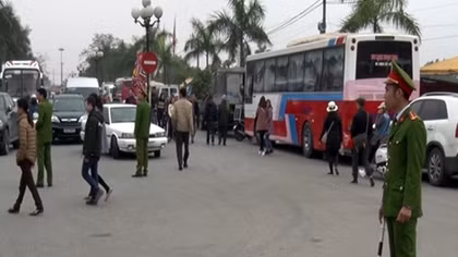 Lập hàng rào sắt để ngăn người dự lễ ném tiền lên kiệu ấn