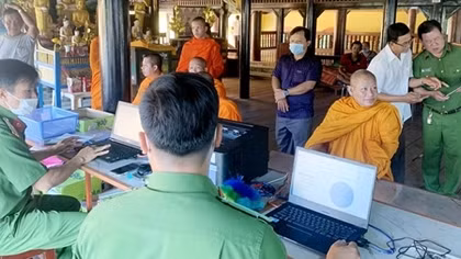 Xuyên đêm cấp căn cước công dân cho đồng bào Khmer