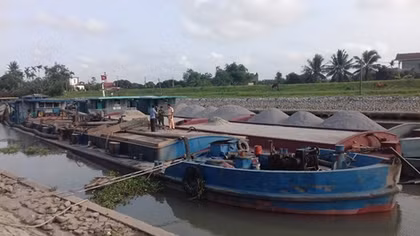 Công an huyện Tứ Kỳ bắt tàu khai thác cát trái phép