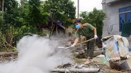 "Rốn lụt" Chương Mỹ trắng xóa vôi bột để... phòng dịch