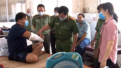 Thăm hỏi cán bộ Công an bị thương khi bắt đối tượng buôn lậu
