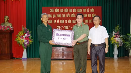Công an tỉnh Hà Nam thăm hỏi, tặng quà thương bệnh binh