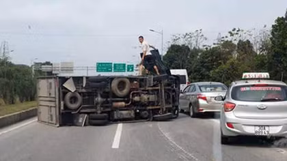 Xe tải lật ngang đường, cao tốc Hà Nội – Thái Nguyên ùn tắc kéo dài