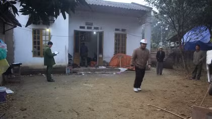 Bảo vệ mẹ, con trai đâm chết bố "hờ"