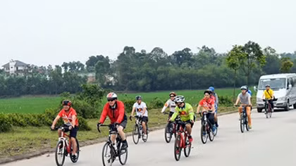 Đại sứ Mỹ đạp xe đạp dâng hương tại Đền Hùng 