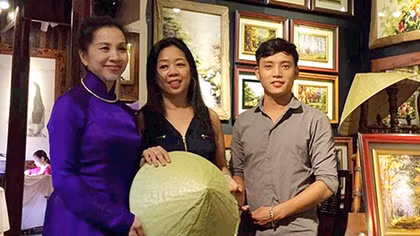 Độc đáo nón lá sen xứ Huế