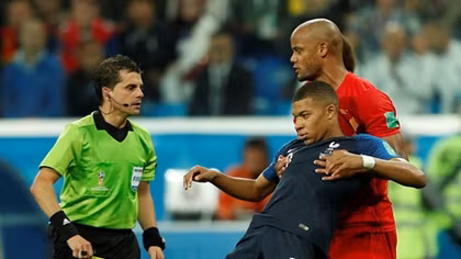 Mbappe tài năng, tinh quái và xấu xí vì thói ăn vạ