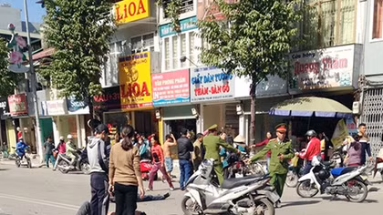 Xe máy tông trực diện ô tô, hai thanh niên bị thương nặng