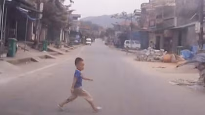 Thót tim bé trai băng sang đường bị ô tô tông ngã lộn nhào