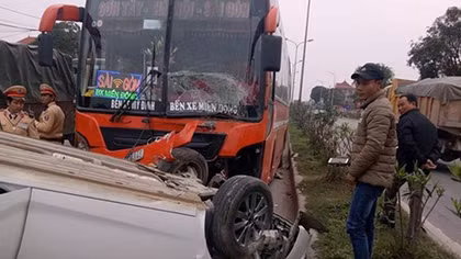 Va chạm với xe khách, Kia Cerato lật ngửa trên đường