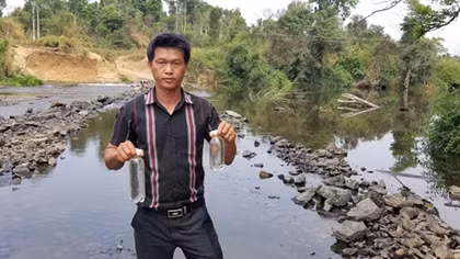 Dân bức xúc do nhà máy xả thải gây ô nhiễm