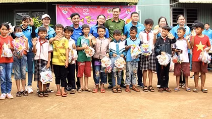 Lan tỏa Trung thu yêu thương đến thiếu nhi nghèo Bình Phước