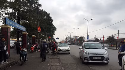 Taxi “dù” vây các bến xe Hà Nội ngày đầu năm