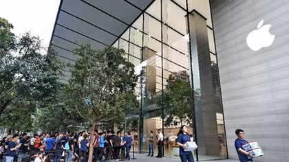 Fan Việt của nhà Táo ùn ùn đi Singapore xếp hàng mua iPhone