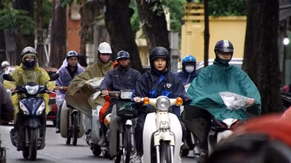 Người Hà Nội co ro trong tiết trời mưa lạnh nhất từ đầu mùa