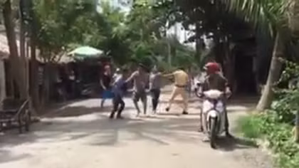 Nhiều thanh niên vây đánh cảnh sát giao thông ở miền Tây