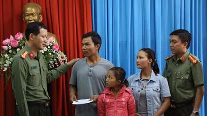 Niềm vui ngày về của một gia đình bị dụ dỗ vượt biên trái phép