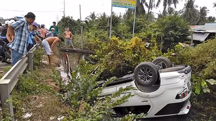 Xe con kéo đổ 10m taluy rồi lật ngửa dưới mương