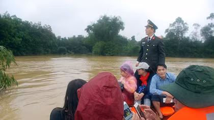 Chia sẻ khó khăn với đồng bào “rốn lũ” Hương Khê