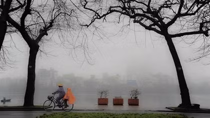 Hà Nội chìm trong sương mù và nồm ẩm