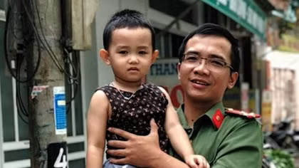 Thượng úy công an cứu 2 người đuối nước