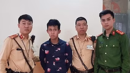 CSGT cùng người dân quật ngã tên cướp xe máy trên phố