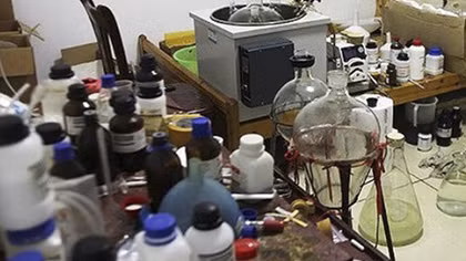 Điều tra truy bắt đối tượng nghi điều chế ma tuý tại nhà