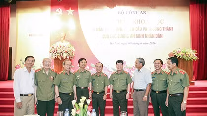 Xứng đáng với danh hiệu Anh hùng lực lượng vũ trang nhân dân
