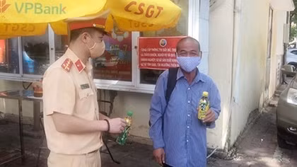 Cảnh sát 141 sẻ chia khó khăn với cụ ông bị ảnh hưởng bởi dịch bệnh