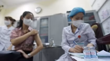 Người dân Hà Nội bắt đầu được tiêm vaccine phòng COVID-19