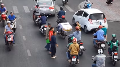Báo động tai nạn giao thông vì người đi bộ sai luật