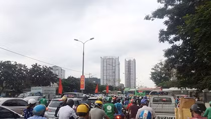 Đường phố tắc nghẽn, bến xe quá tải ngay ngày đầu nghỉ lễ