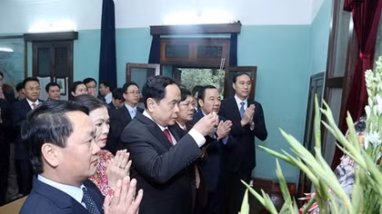 Đồng chí Trần Thanh Mẫn dâng hương tưởng nhớ Bác