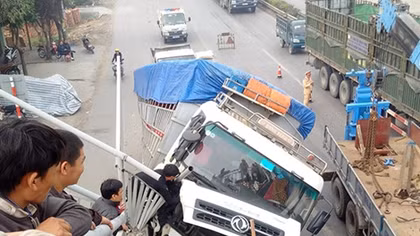Xe tải “leo” cầu thang dành cho người đi bộ