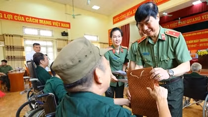 Thăm, tặng quà, khám bệnh cho người có công, gia đình chính sách tỉnh Phú Thọ